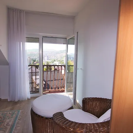 Relaxed Hillside House Сasa de vacaciones
